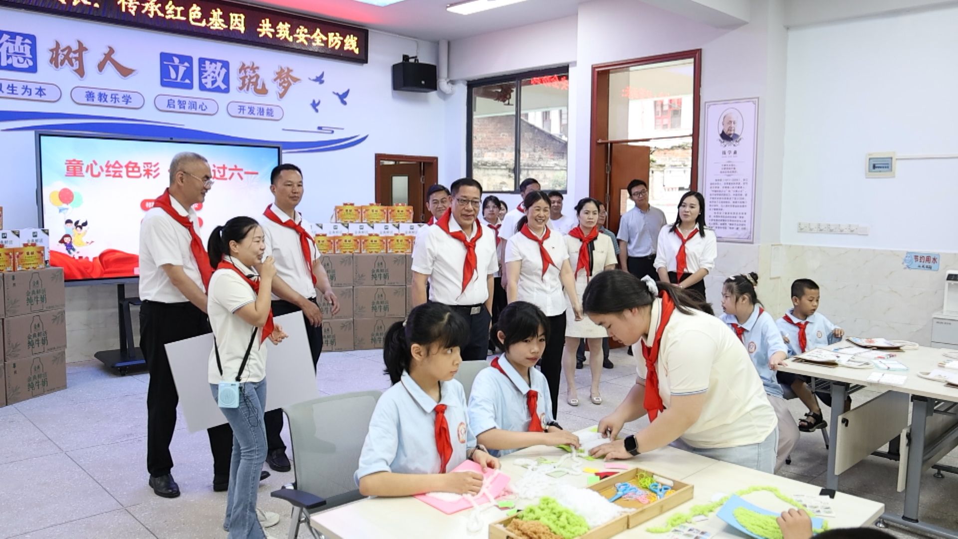 书记慰问-1.jpg 书记慰问-1.jpg
