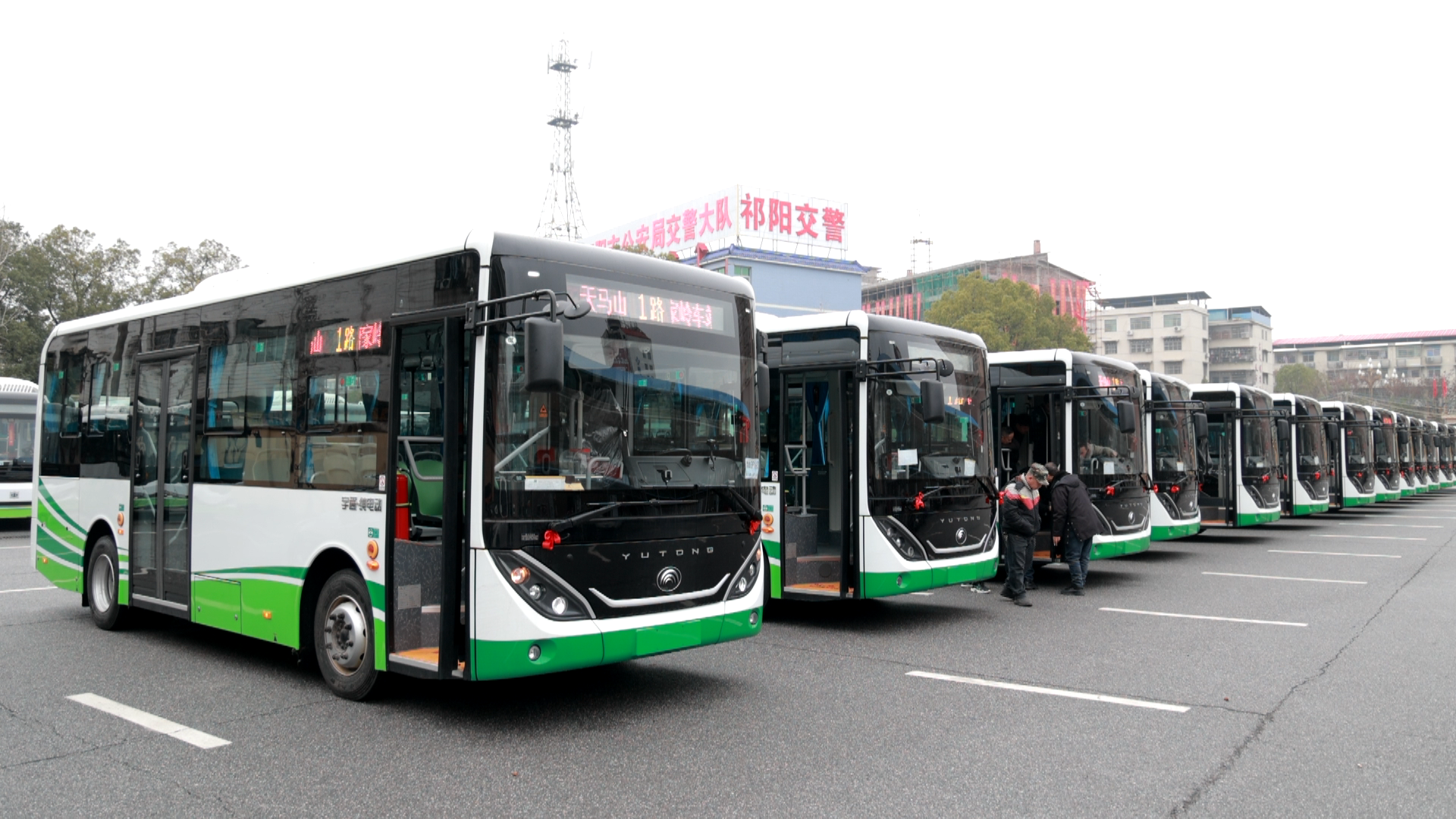 祁阳50辆新能源公交车投用助力春运
