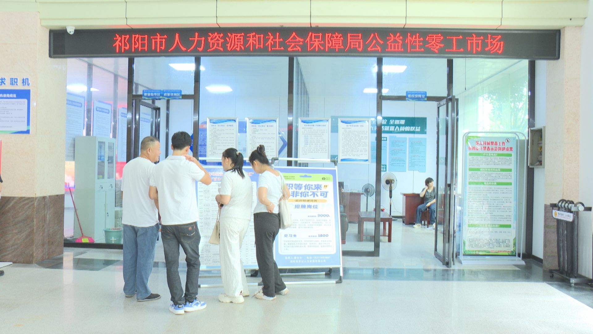 招聘会-1.jpg 招聘会-1.jpg