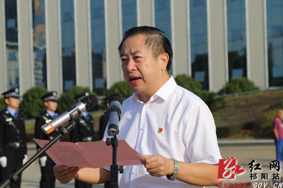 县委书记周新辉在国旗下讲话